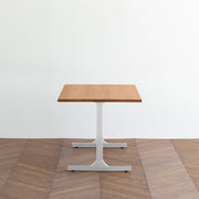 Gemoneのブラックチェリー天板とIライン型ステンレス脚を組み合わせたシンプルなテーブルの側面