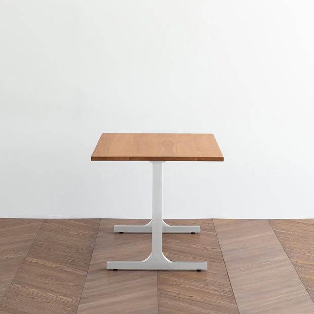 Gemoneのブラックチェリー天板とIライン型ステンレス脚を組み合わせたシンプルなテーブルの側面