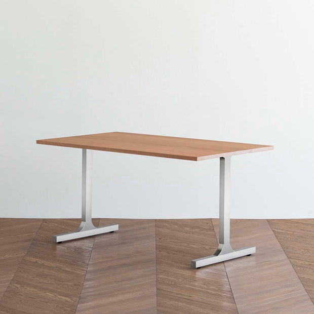 Gemoneのブラックチェリー天板とIライン型ステンレス脚を組み合わせたシンプルなテーブル