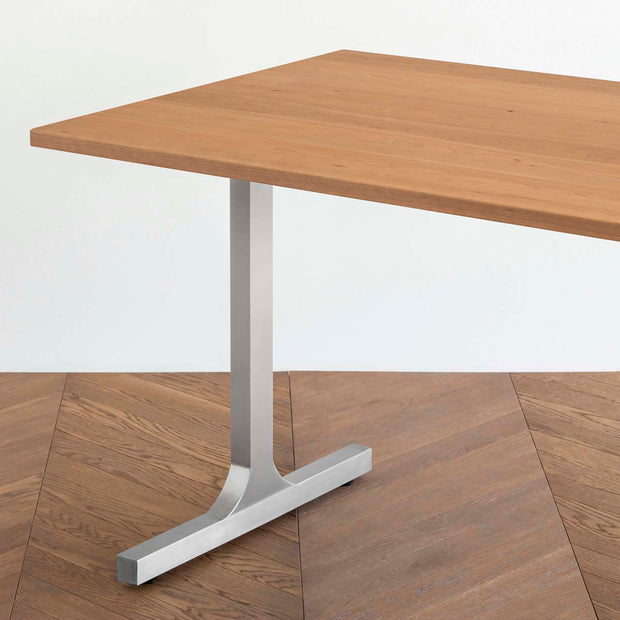 Gemoneのブラックチェリー天板とIライン型ステンレス脚を組み合わせたシンプルなテーブル2