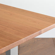 Gemoneのブラックチェリー天板とIライン型ステンレス脚を組み合わせたシンプルなテーブルの角