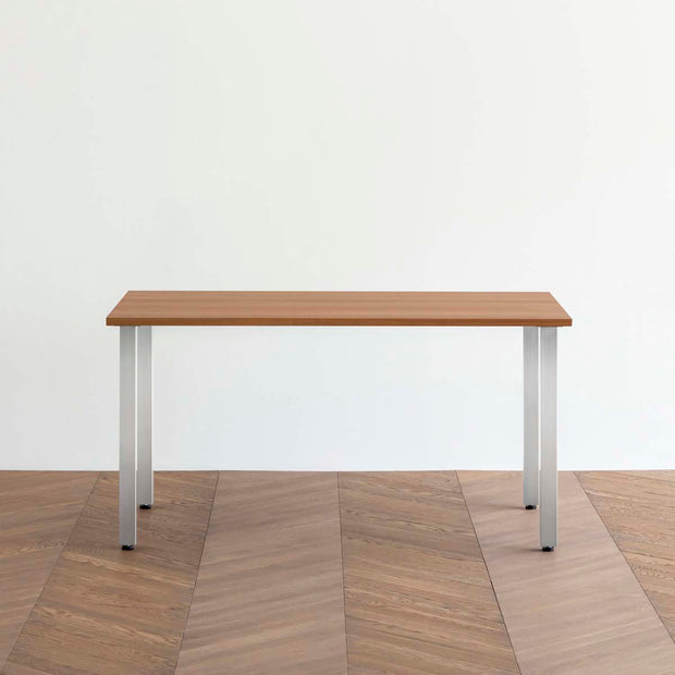 Gemoneのブラックチェリー天板とスクエアバー型ステンレス脚を組み合わせたシンプルなテーブル1