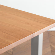 Gemoneのブラックチェリー天板とスクエア型ステンレス脚を組み合わせたシンプルなテーブルの角