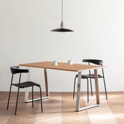 Gemoneのブラックチェリー天板とBell型ステンレス脚を組み合わせたシンプルなテーブルの使用例