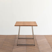 Gemoneのブラックチェリー天板とBell型ステンレス脚を組み合わせたシンプルなテーブル（横からのアングル）