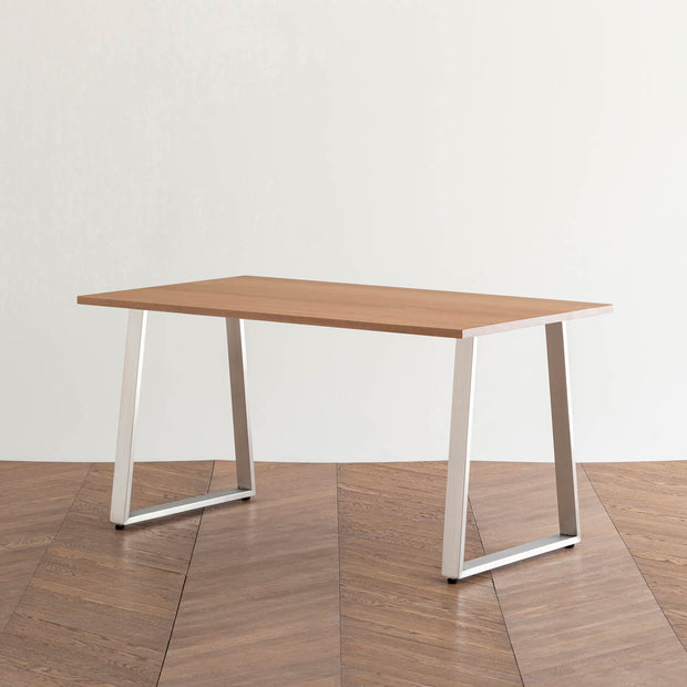 Gemoneのブラックチェリー天板とBell型ステンレス脚を組み合わせたシンプルなテーブル