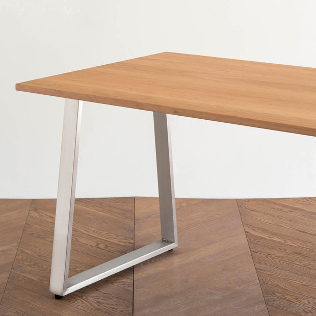 Gemoneのブラックチェリー天板とBell型ステンレス脚を組み合わせたシンプルなテーブル（斜めからのアングル）