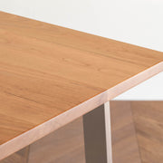Gemoneのブラックチェリー天板とBell型ステンレス脚を組み合わせたシンプルなテーブル（天板・クローズアップ）