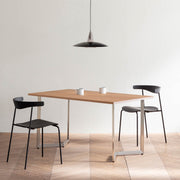 Gemoneブラックチェリー天板とW型ステンレス脚を組み合わせたテーブル使用例