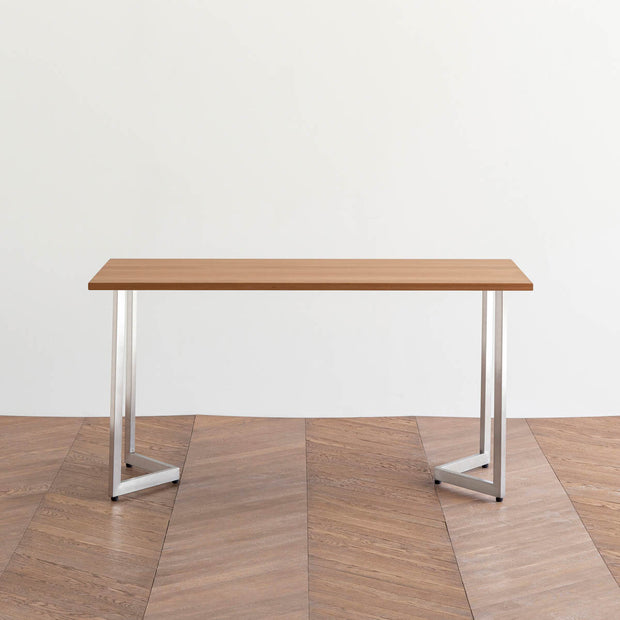 Gemoneのブラックチェリー天板とW型ステンレス脚を組み合わせたシンプルなテーブル1