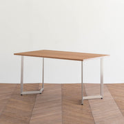 Gemoneのブラックチェリー天板とW型ステンレス脚を組み合わせたシンプルなテーブル