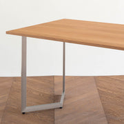 Gemoneのブラックチェリー天板とW型ステンレス脚を組み合わせたシンプルなテーブル（斜めからのアングル）