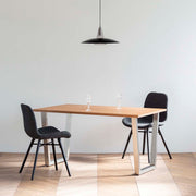 Gemoneのブラックチェリー天板とトラペゾイド型ステンレス脚を組み合わせたシンプルなテーブルの使用例1