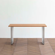 Gemoneのブラックチェリー天板とトラペゾイド型ステンレス脚を組み合わせたシンプルなテーブル1