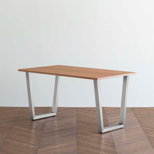 Gemoneのブラックチェリー天板とトラペゾイド型ステンレス脚を組み合わせたシンプルなテーブル