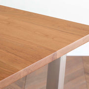 Gemoneのブラックチェリー天板とトラペゾイド型ステンレス脚を組み合わせたシンプルなテーブルの角