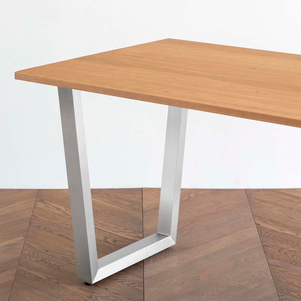 Gemoneのブラックチェリー天板とトラペゾイド型ステンレス脚を組み合わせたシンプルなテーブル2