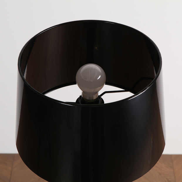 シンプルかつミニマルなデザインのフロアランプ（電球部分）