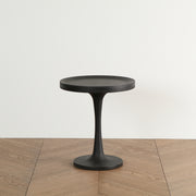ミニマルなブラックデザインのサイドテーブル（正面）