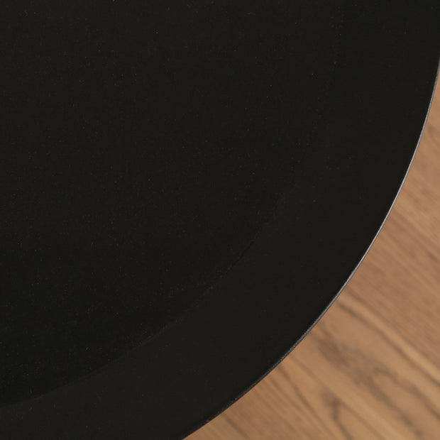 ミニマルなブラックデザインのサイドテーブル（天板）クローズアップ