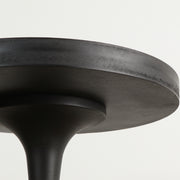 ミニマルなブラックデザインのサイドテーブル（天板）下