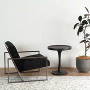 ミニマルなブラックデザインのサイドテーブルの使用例