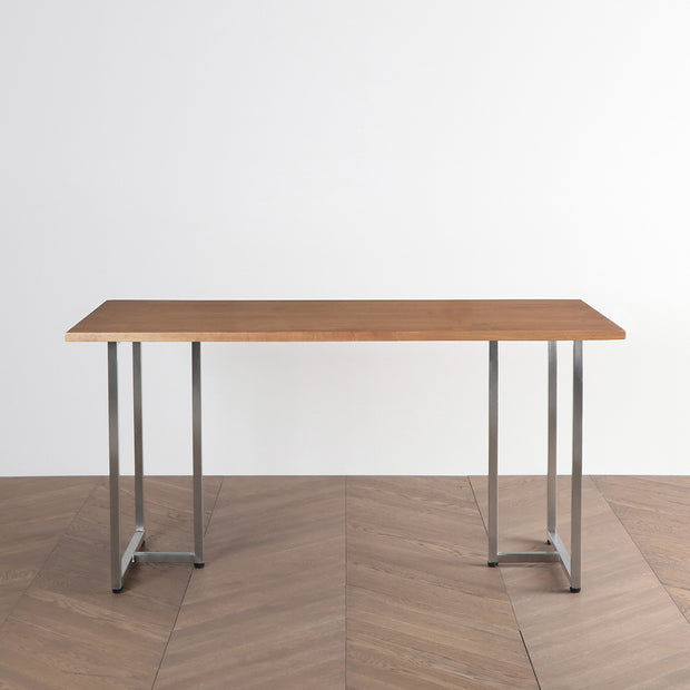 Gemoneのブラックチェリー天板とT型ステンレス脚を組み合わせたシンプルなテーブル（正面）