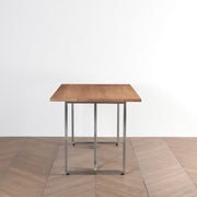 Gemoneのブラックチェリー天板とT型ステンレス脚を組み合わせたシンプルなテーブル（横向き）