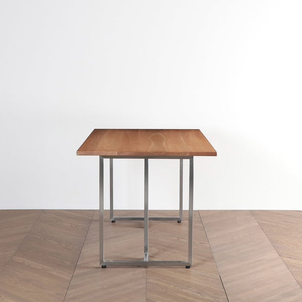 Gemoneのブラックチェリー天板とT字型のステンレス脚を組み合わせたテーブル