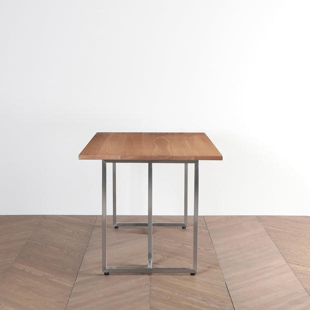 Gemoneのブラックチェリー天板とT型ステンレス脚を組み合わせたシンプルなテーブル（横向き）