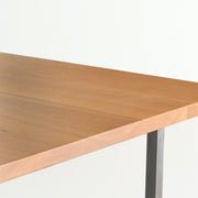 Gemoneのブラックチェリー天板とT型ステンレス脚を組み合わせたシンプルなテーブル（天板）