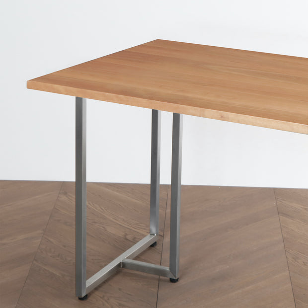 Gemoneのブラックチェリー天板とT型ステンレス脚を組み合わせたシンプルなテーブル（斜め向き・クローズアップ）