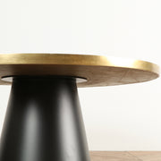 天板のゴールドがアンティーク感を醸し出すコーヒーテーブル（天板）下