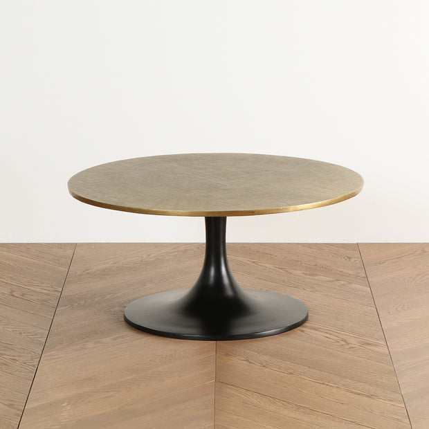 アンティーク感のあるゴールドと落ち着いたブラックの組み合わせが美しいコーヒーテーブル（正面）