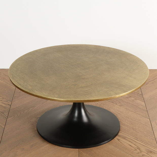 アンティーク感のあるゴールドと落ち着いたブラックの組み合わせが美しいコーヒーテーブル（正面）上