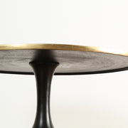 アンティーク感のあるゴールドと落ち着いたブラックの組み合わせが美しいコーヒーテーブル（天板）下