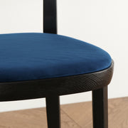 気品あるベルベット素材を使用したモダンな佇まいのチェア（座面）