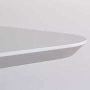 ナノテクノロジー素材を使用したライトグレーのFENIX天板とマットブラックのスクエア鉄脚を組み合わせた優れた性能と美しさを併せもつ新しいテーブル（天板クローズアップ1）
