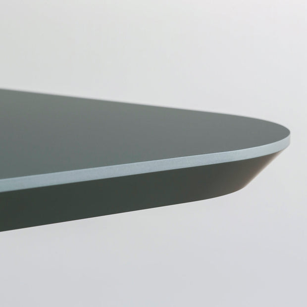 ナノテクノロジー素材を使用したオリーブのFENIX天板とマットブラックのスクエア鉄脚を組み合わせた優れた性能と美しさを併せもつ新しいテーブル（天板クローズアップ1）