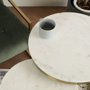 ゴールド脚とホワイトの天板の融合が美しいサイドテーブルの使用例2