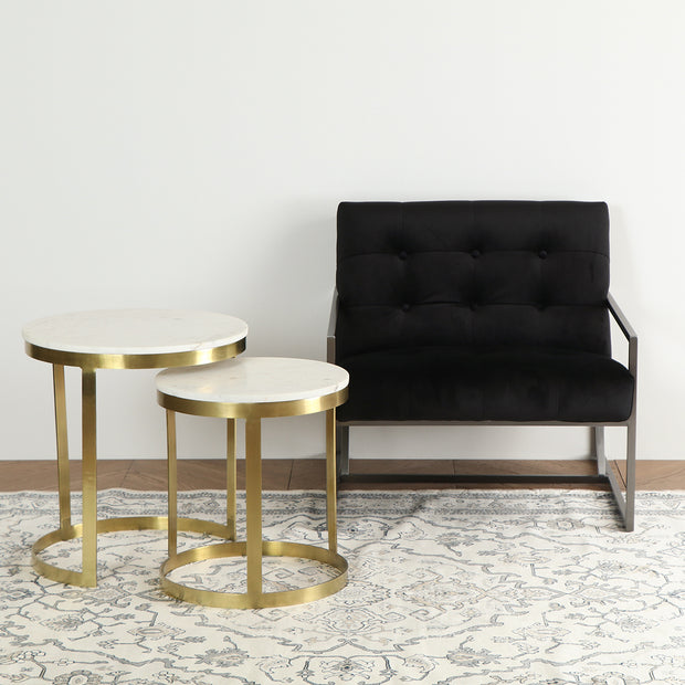 ゴールド脚とホワイトの天板の融合が美しいサイドテーブルの使用例3