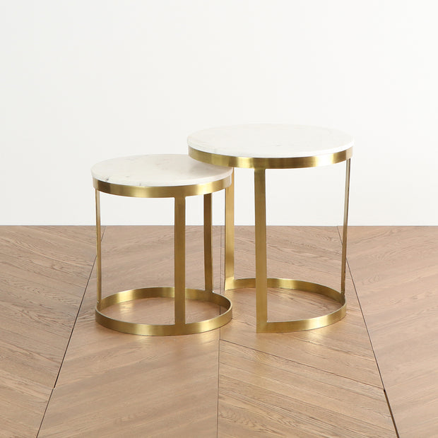 ゴールド脚とホワイトの天板の融合が美しいサイドテーブル（斜め向き）