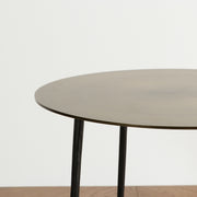 スチールのスタイリッシュで洗練された印象のサイドテーブル（天板）