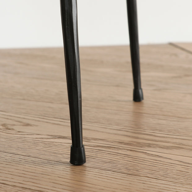 スチールのスタイリッシュで洗練された印象のサイドテーブル（脚部分）
