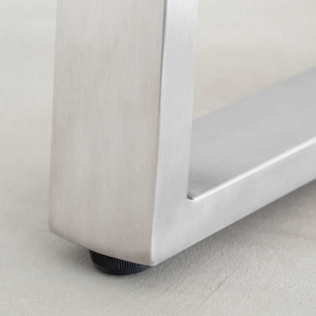 KANADEMONOのラバーウッドアッシュ天板にベルラインのステンレス脚を合わせたシンプルで気品あるテーブル（アジャスター部分）