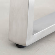 Kanademonoのホワイトオーク突板天板にマットな光沢のステンレスベル脚を組み合わせたテーブル