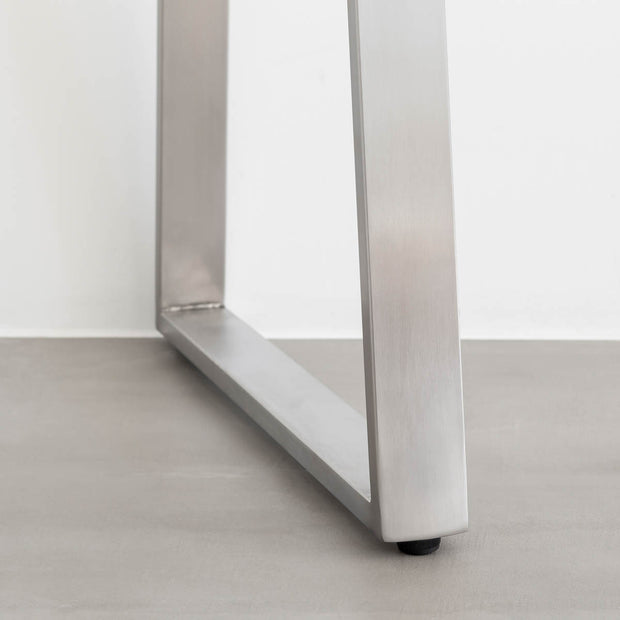 Kanademonoのウォルナット突板天板にマットな光沢のステンレスベル脚を合わせたテーブル（脚）