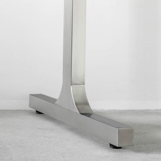 KANADEMONOのアンバー突板天板にIラインのステンレス脚を組み合わせたテーブル（脚）