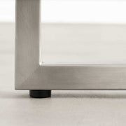 KANADEMONOのホワイトアッシュ天板にTラインのステンレス脚を合わせた、シンプルで華やかさのあるテーブル（アジャスター部分）