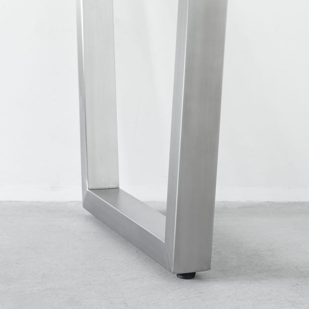 KANADEMONOのラバーウッドアッシュ天板にトラペゾイド型のステンレス脚を合わせたシンプルで気品あるテーブル（脚）
